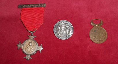 null Ensemble de 3 Médailles.
Insigne de l'Adoration du Sacré Coeur de Montmartre...