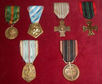 null MEDAILLES MILITAIRES 1939-1945. (6)
Médailles des Evadés, ruban avec 3 raies...