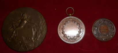 null Médailles.
Médaille en bronze par Lucien Coudray-Orphée. 6,8cm.
On y joint 2...