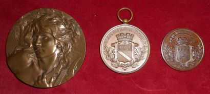 null Médailles.
Médaille en bronze par Lucien Coudray-Orphée. 6,8cm.
On y joint 2...