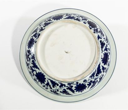 null CHINE, XXème
Plat en porcelaine bleu et blanc


