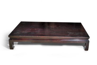 null CHINE XXème
Grande table basse en bois laqué noir 
28 x 150 x 100 cm
