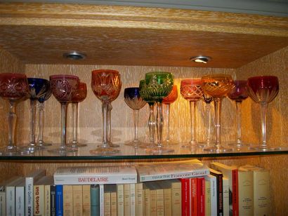 null Lot de seize verres à vin du RHIN, dépareillés, en cristal taillé dans le goût...