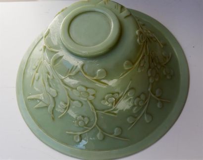 null CHINE XXème siècle
Grande coupe en verre opalin de couleur vert céladon à décor...