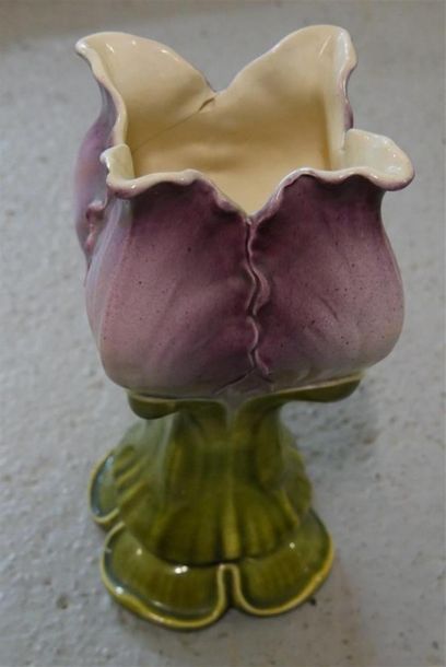 null Vase en porcelaine polychrome en forme d'iris stylisé.
H : 22 cm
(Accidents...