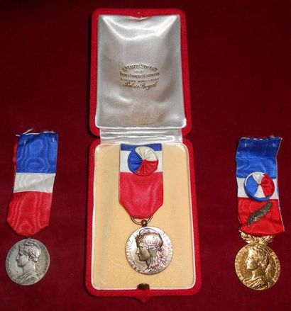 null Ensemble de 3 Médailles d'honneur du Travail.
(symbolique) Argent, Vermeil et...