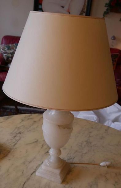 null Lampe en albâtre de forme balustre
H : 41 cm
