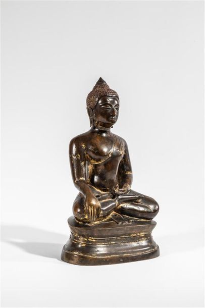 null CHINE XXème siècle
Boddhisattva en méditation en bronze à patine brune
Traces...