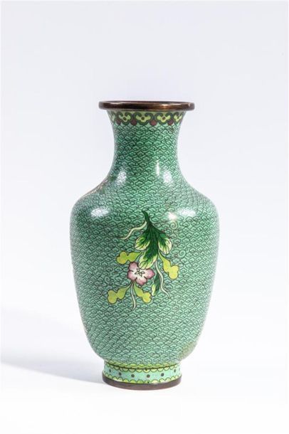 null CHINE XXème siècle
Deux vases en cloisonnés à décor de pivoines l'un à fond...