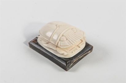 null CHINE XXème siècle
Sujet en ivoire représentant un scarabée reposant sur un...