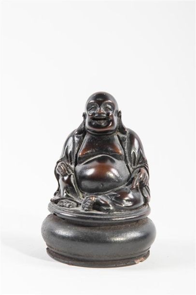 null CHINE XXème siècle
Bouddha en bois noirci assis sur un socle
H : 9cm
10/15
