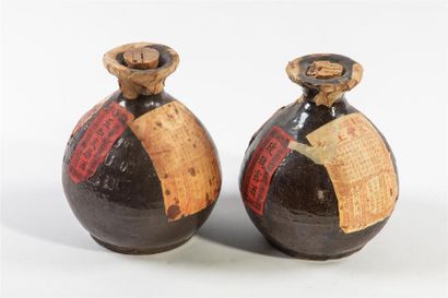 null CHINE XXème siècle
Deux bouteilles à saké en terre cuite vernissée brun portant...