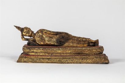 null CHINE XXème siècle
Bouddha allongé en métal repoussé et doré et âme en terre...