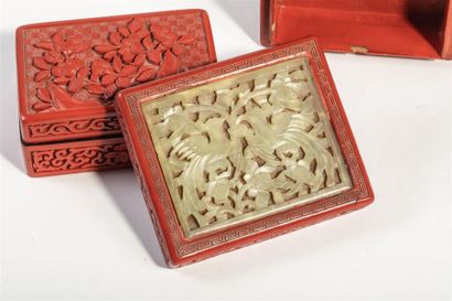 null CHINE XXème siècle
Deux boîtes en laque rouge à décor floral. L'une présentant...