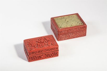 CHINE XXème siècle Deux boîtes en laque rouge...