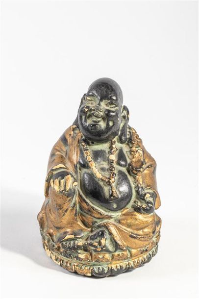 null CHINE XXème siècle
Bouddha assis en terre cuite polychrome et fond noir.
H :...