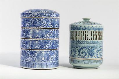 null CHINE XXème siècle
Lot de deux pots à compartiments en céramique ajourée décor...