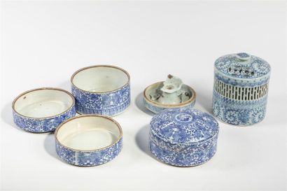 null CHINE XXème siècle
Lot de deux pots à compartiments en céramique ajourée décor...