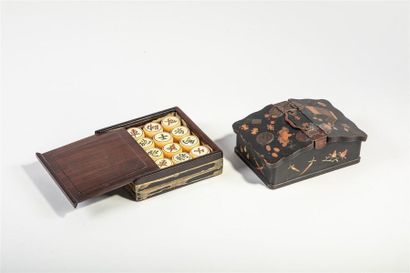 null CHINE XXème siècle
Jeu de Mahjong composé de pions en os gravé dans une boîte...