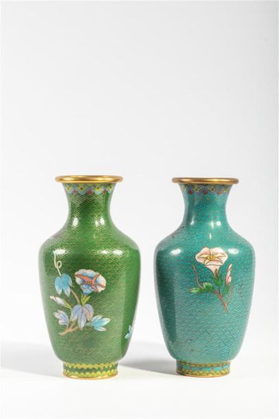 null CHINE XXème siècle
Paire de vases de forme balustres en cloisonné à décor de...