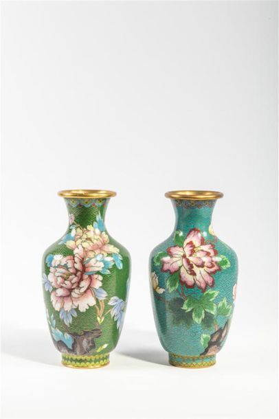 CHINE XXème siècle Paire de vases de forme...