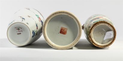 null CHINE XXème siècle
Lot de deux vases de forme rouleau et balustre à décor de...