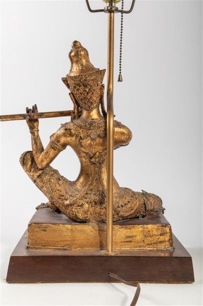null THAILANDE XXème siècle
Paire de statuettes montées en lampe en métal doré figurant...