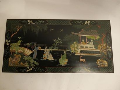 null CHINE XXème siècle
Table basse en bois noirci à décor gravé et peint d'une scène...