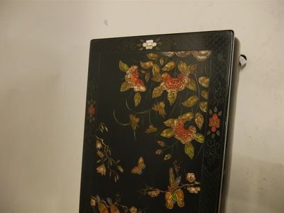 null CHINE XXème siècle
Table basse en bois noirci à décor gravé et peint de fleurs,...
