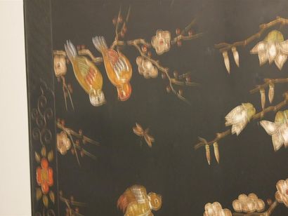 null CHINE XXème siècle
Table basse en bois noirci à décor gravé et peint de fleurs,...