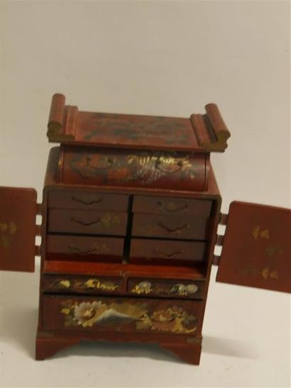 null CHINE XXème siècle
Petit cabinet en bois laqué rouge ouvrant par deux ventaux,...