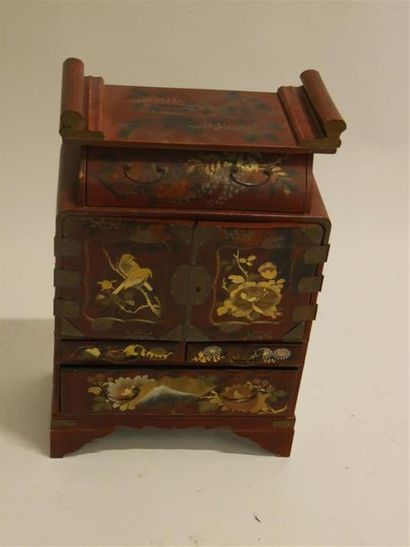 null CHINE XXème siècle
Petit cabinet en bois laqué rouge ouvrant par deux ventaux,...