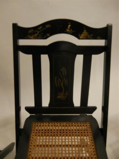 null CHINE XXème siècle
Suite de 4 chaises cannées pliantes en bois noirci à décor...