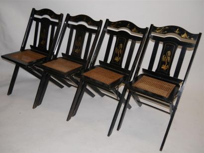 null CHINE XXème siècle
Suite de 4 chaises cannées pliantes en bois noirci à décor...