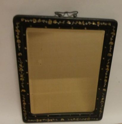 null CHINE XXème siècle
Petit miroir en bois noirci à incrustation de nacre, à décor...