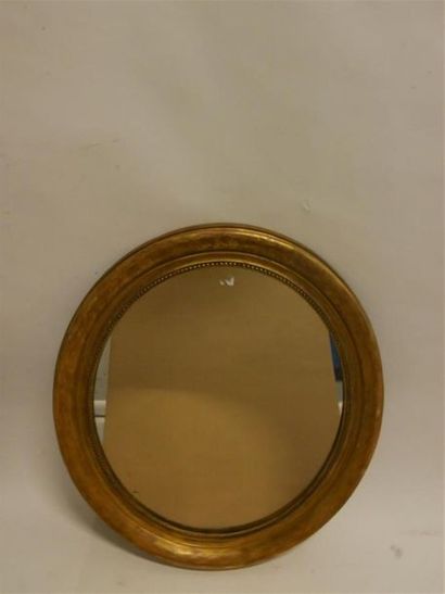 null Miroir ovale
Style Louis XVI en bois doré et sculpté de girlande de perles.
80...