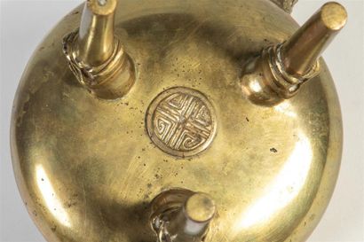 null CHINE XXème siècle
Brûle-parfum en bronze à patine doré reposant sur trois pieds...