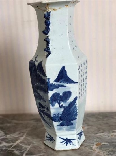 null CHINE XXème siècle
Vase à pans coupés à décor blanc-bleu de scène lacutre et...
