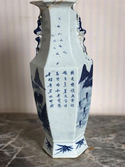 null CHINE XXème siècle
Vase à pans coupés à décor blanc-bleu de scène lacutre et...