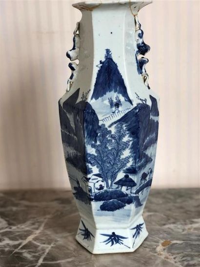 CHINE XXème siècle Vase à pans coupés à décor...