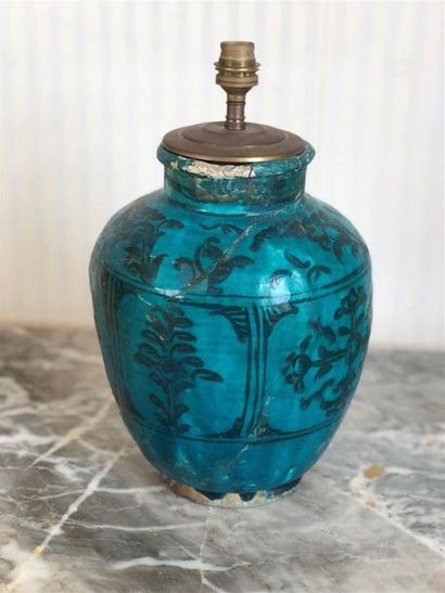 null IRAN
Vase en céramique à décor végétal stylisé sur fond turquoise.
Monté en...