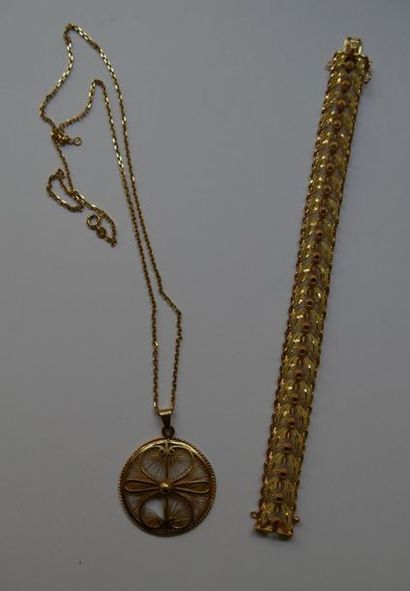 null Une chaînette en métal doré

Un pendentif ajouré en or 585/1000
Poids : 9.60...