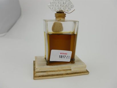 null GUERLAIN "SHALIMAR"
Parfum d'origine sous sertissage dans un flacon modèle "Chauve-souris"...