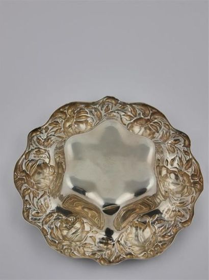 null FRANK M. WHITING & COMPAGNIE
Coupelle ronde polylobée en argent à motif floral...