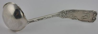 null Cuillère à sauce en argent anglais à décor floral ciselé et mogrammée 
Circa...