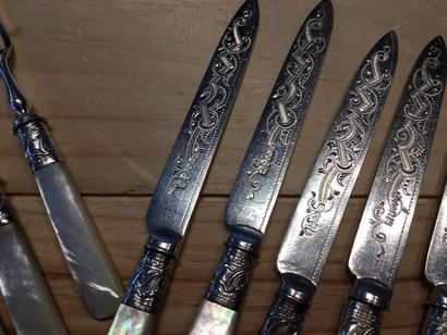 null Couverts en nacre et métal argenté ciselé 
6 couteaux et 5 fourchettes
