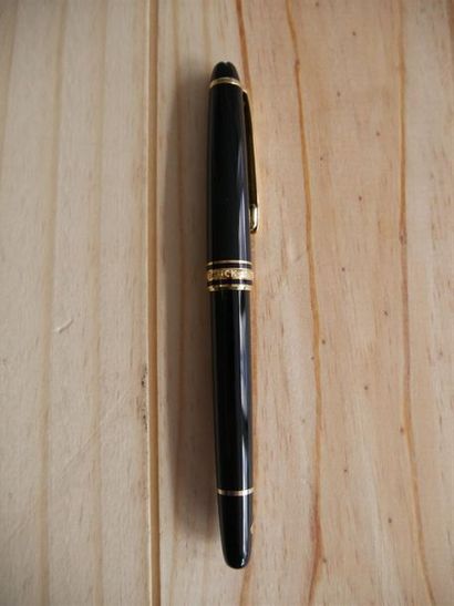 null MONTBLANC
Meisterstuck 144
Stylo plume en résine précieuse noire, plume or bicolore...