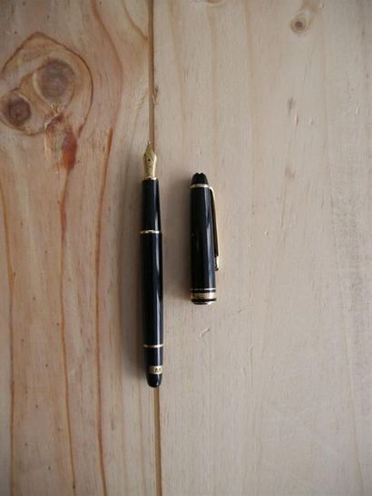 null MONTBLANC
Meisterstuck 144
Stylo plume en résine précieuse noire, plume or jaune...