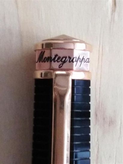 null Montegrappa modèle Nero Uno Duetto
Stylo bille, résine noire, attributs or rose,...