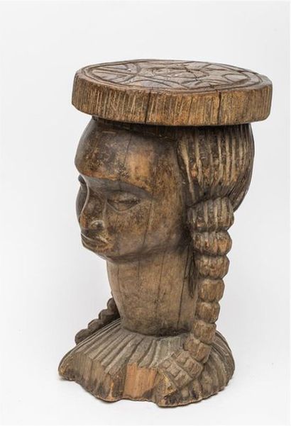 null BENIN, Culture Yorouba.
Tabouret à tête de femme.
40 x 25 cm.
(accidents)